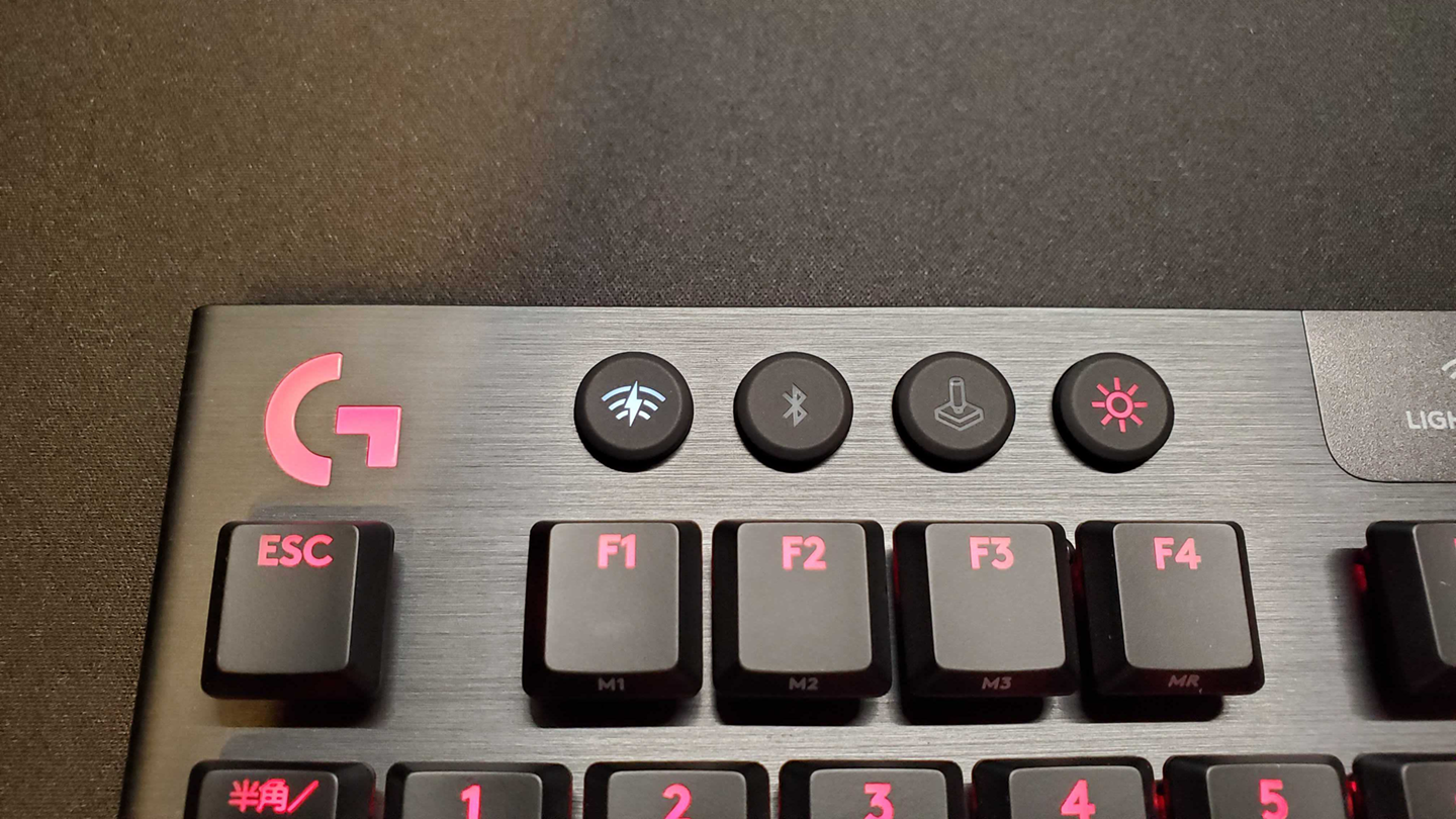 WinとMacの切り替えは本体のボタンで切り替わります